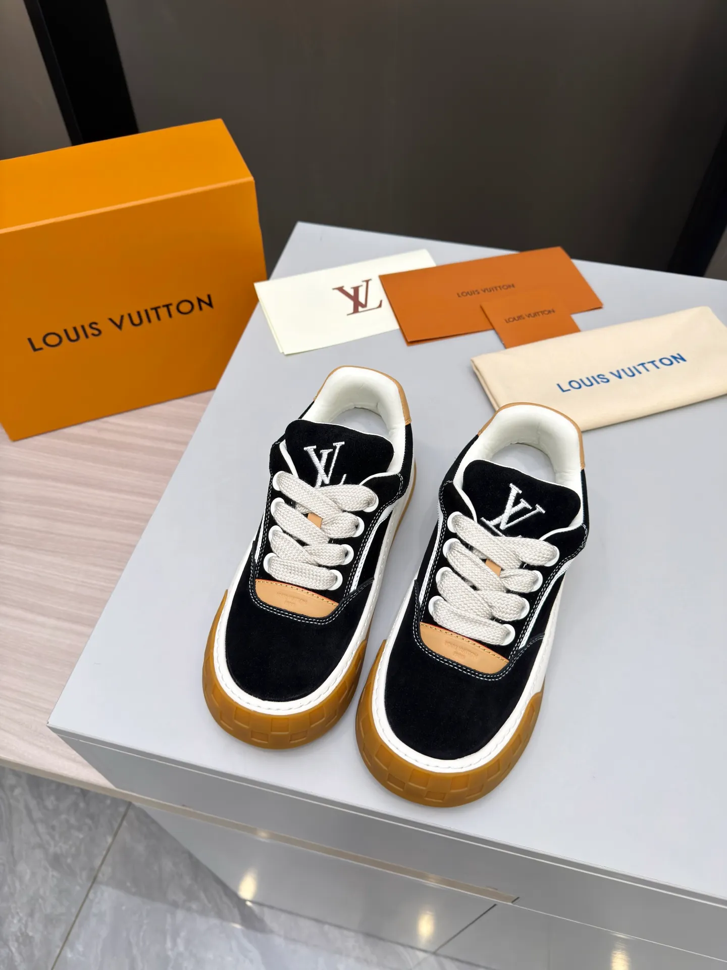 Men's men's shoes P640! Top version LV-Louis Vuitton-classic catwalk new style, empty glue process·original 1:1 development and reproduction! ! The upper foot is very comfortable. It is made of luxurious materials and fine workmanship. The midsole is printed with English letters "Made in Europe". The upper is made of calfskin imported from Italy. The side is decorated with the brand's LOGO and signature. The latest latex foot pads and mesh lining make the foot feel super comfortable. The original two-color TPU combination outsole is specially provided by the original factory. Bag technology Goodyear stitched edges Fabric: Exclusive custom first-layer cowhide Accessories: Exclusive private model Vuitton logo, lining: Customized silk mesh lining - first-layer silk cowhide lining Outsole: TPU combination outsole wear-resistant, non-slip and anti-yellowing Foot pads: new latex pads-mesh sweat-absorbent Counter technology: fully computerized sewing machine wire drawing Toe box back cover Hot and cold shaping Full set of pull-top last with medium and low logo pattern Code number 39-45